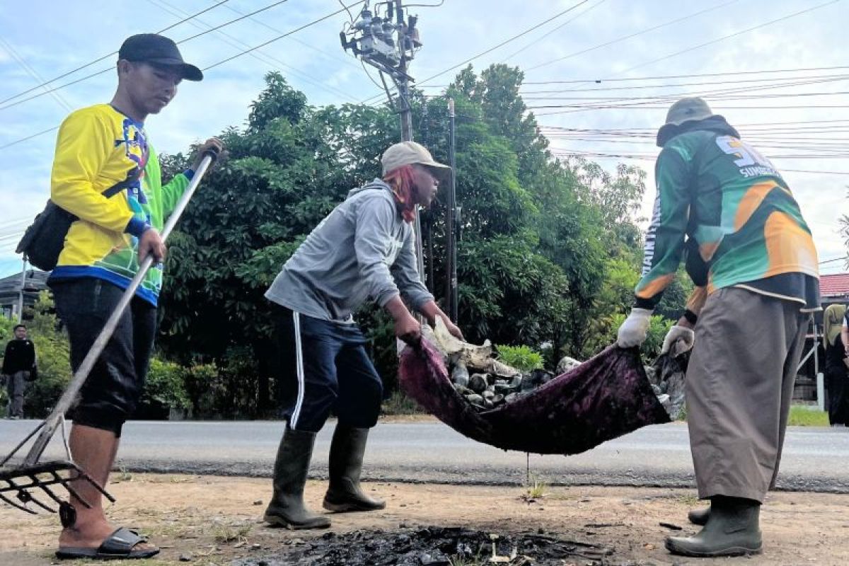 Warga Antusias Mengikuti Kegiatan Gotong Royong Lingkungan